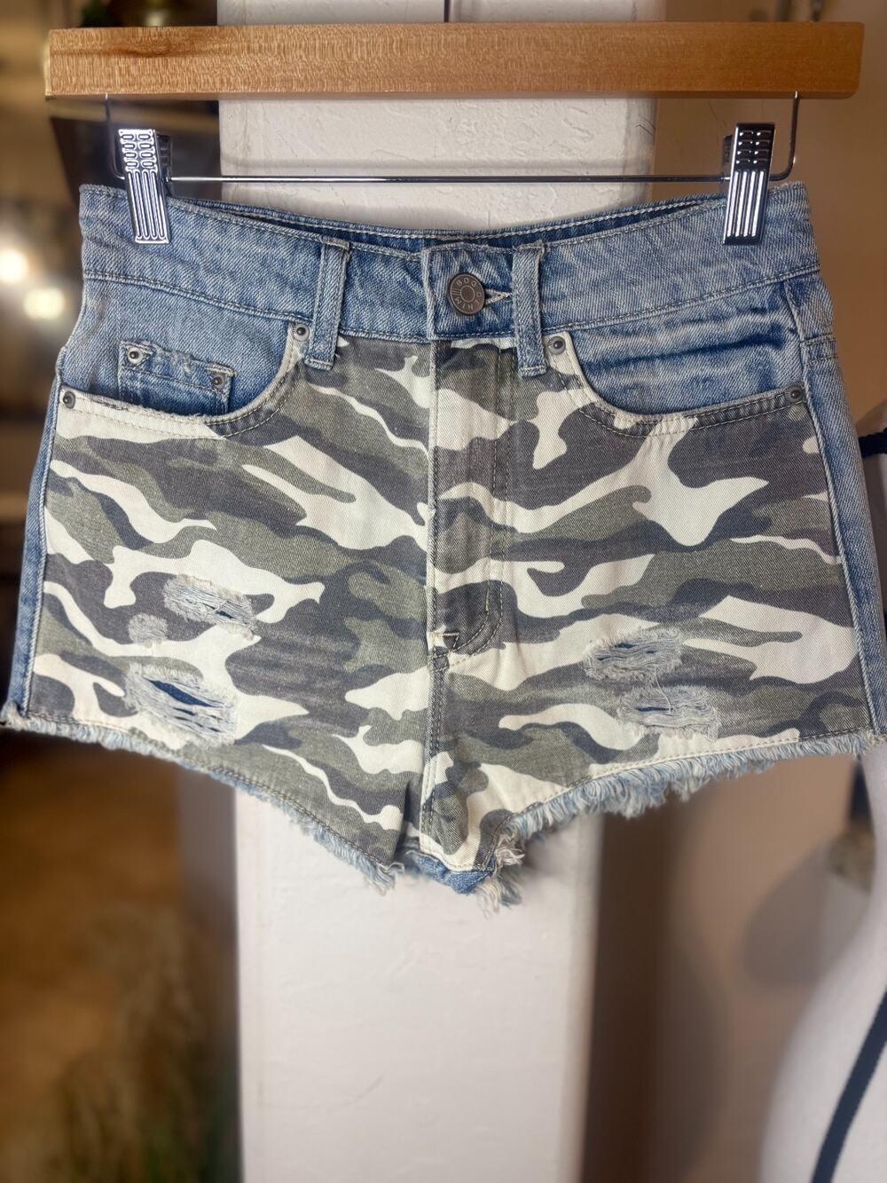 BDG Urban Outfitters Size 24 High Rise Dree Cheeky Distressed Camo Shorts Denim